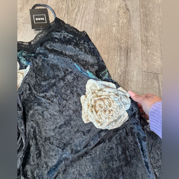 SOLD❤️FINAL SALE💐 NUDE piper velvet slip dress ✨ - Picture 7 of 10